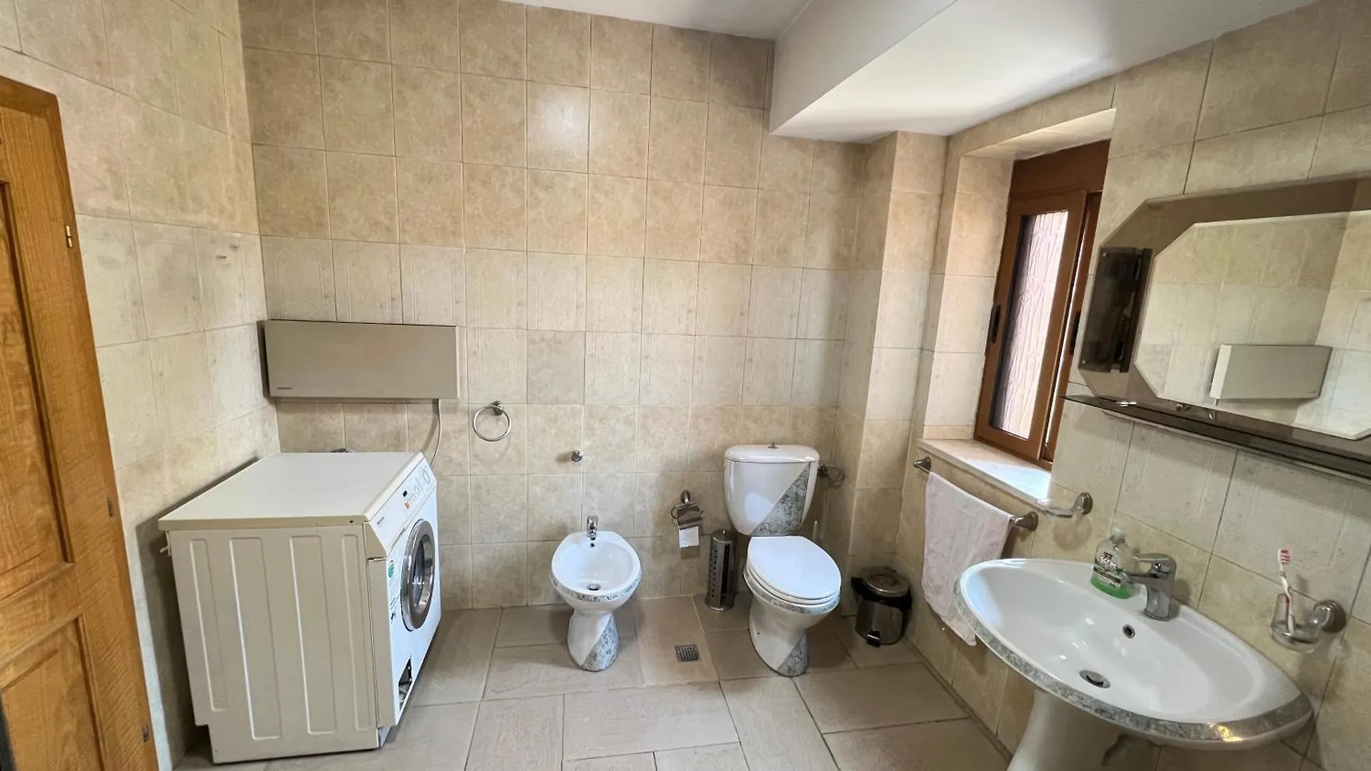 Tirana Center 2Bedrooms 0*,  אלבניה